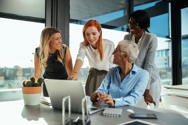 Comment les solutions de collaboration en ligne peuvent-elles améliorer la productivité des équipes distantes?